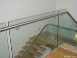 фото Лестница из массива с ограждением из каленого стекла