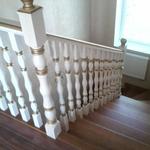 Фото №2 Лестницы из лиственницы на деревянных косоурах