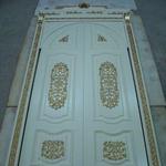 фото Межкомнатная распашная дверь из мдф покрытого белой эмалью с золотой патино
