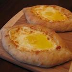 фото Хачапури по-аджарски с сыром и яйцом