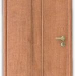фото Дверной блок строительный (полотно глухое, коробка, наличник, врезка: замок, петли, ручка)